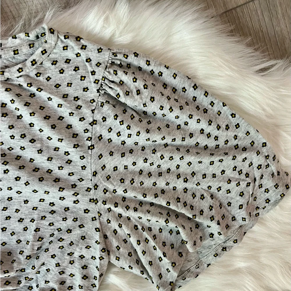 LOFT | Gray Mini Flower Daisy Pattern Flutter Sleeves Women's Top (L) - Picture 6 of 7